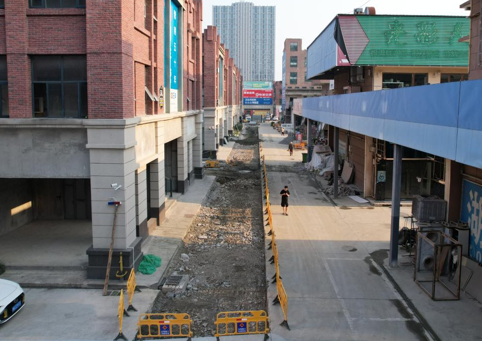 城南河片区污水提质增效项目光彩建材城官网埋设.png